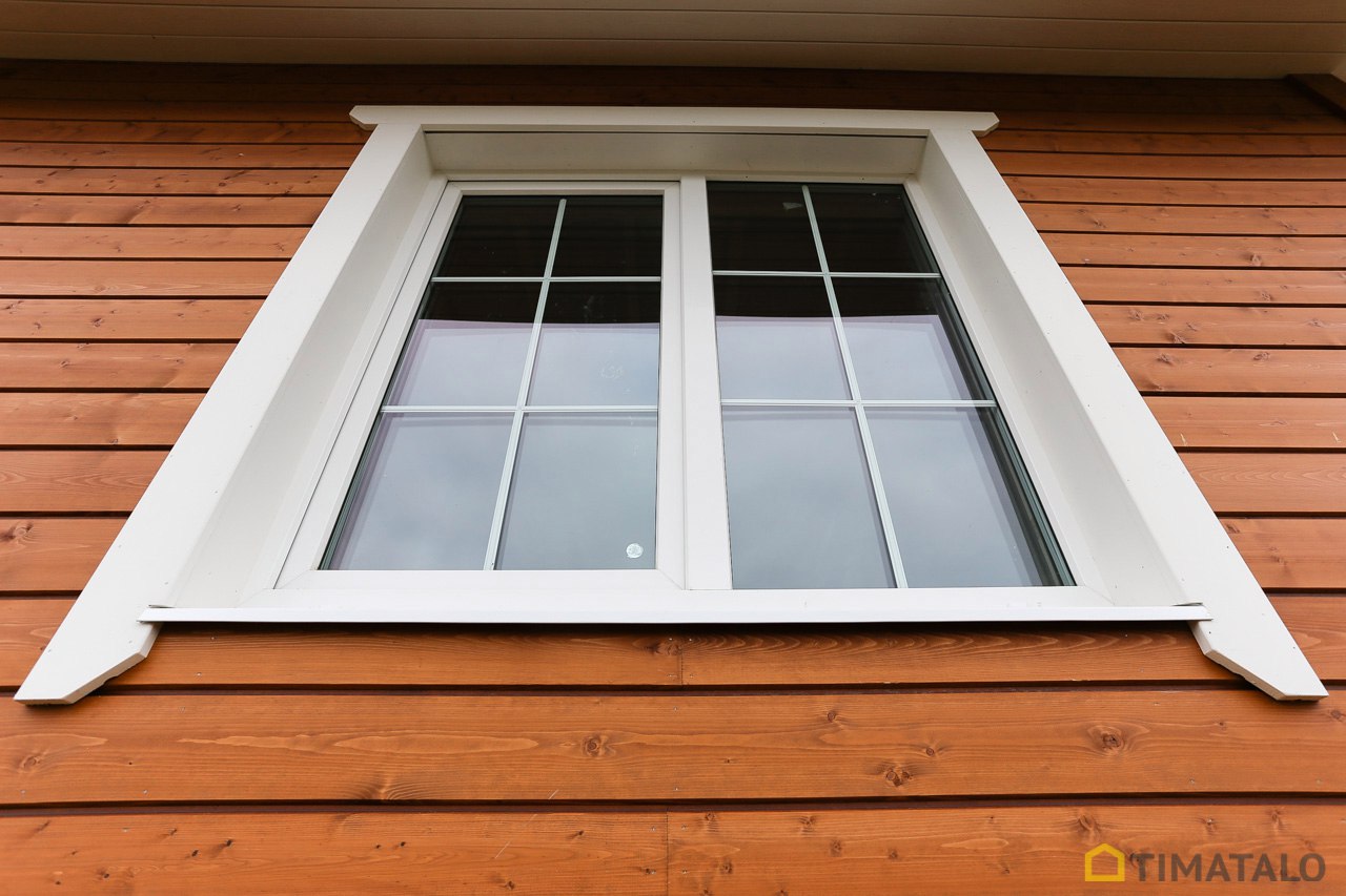 Установки деревянных откосов окна. Водоотливная планка для деревянных окон. Деревянный отлив на окно. Отлив на пластиковое окно в деревянном доме. Отливы на окна в деревянном доме.