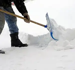 Правильная поза при уборке снега….?