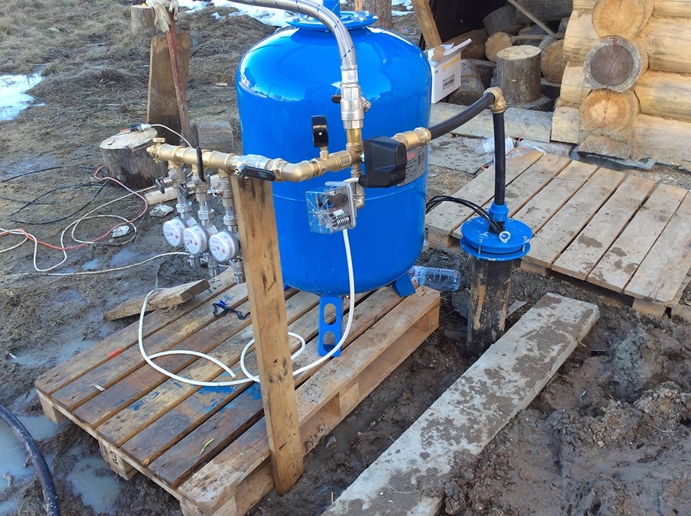 Система водоснабжения из скважины с гидроаккумулятором