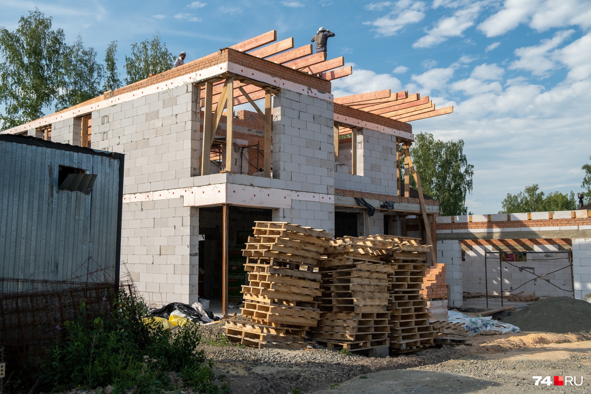 По закону построить дом необходимо за год, иначе вырастет процент по ипотеке
