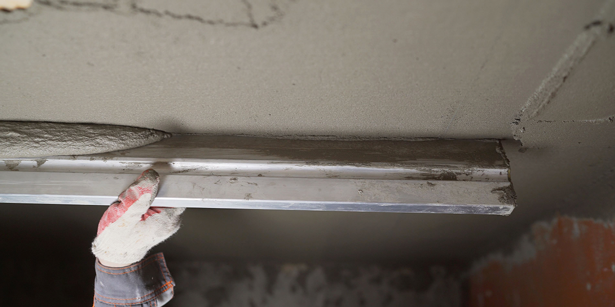 Оштукатуривание стен в ванной комнате с применением цементной штукатурки