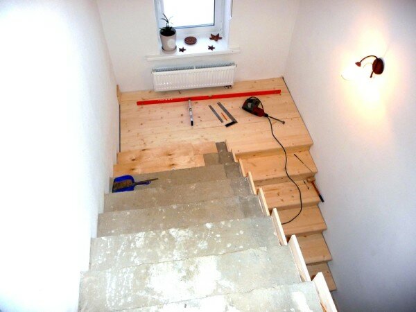 Как закрепить деревянные ступени на бетонной лестнице: советы специалистов.