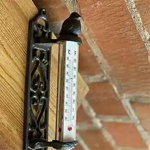 Где самое правильное место — повесить уличный термометр?