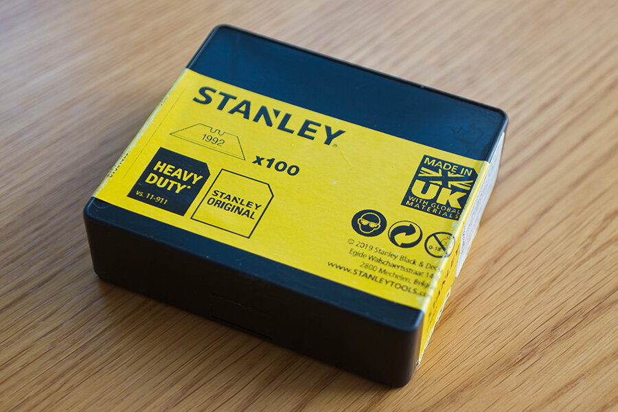 Лезвия Stanley трапецевидные, в коробке 100 штук. (Источник: фото автора)