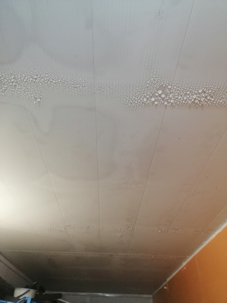 Конденсат на потолке веранды.