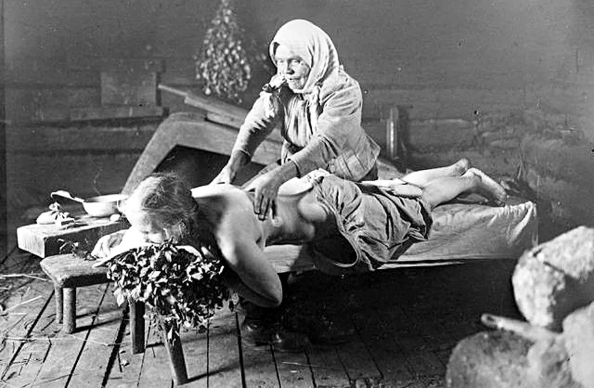 На фото знахарка лечит девушку в бане