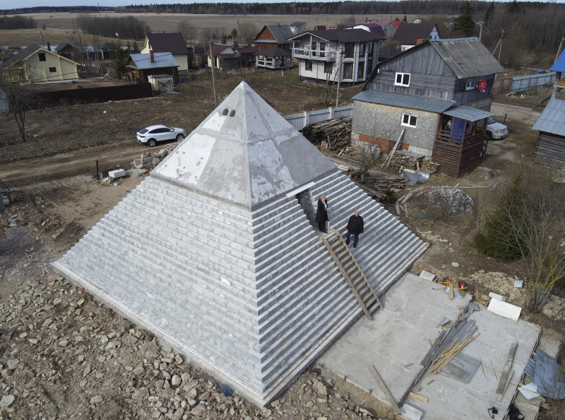 Пирамида из маленьких бетонных блоков на дачном участке в Подмосковье.