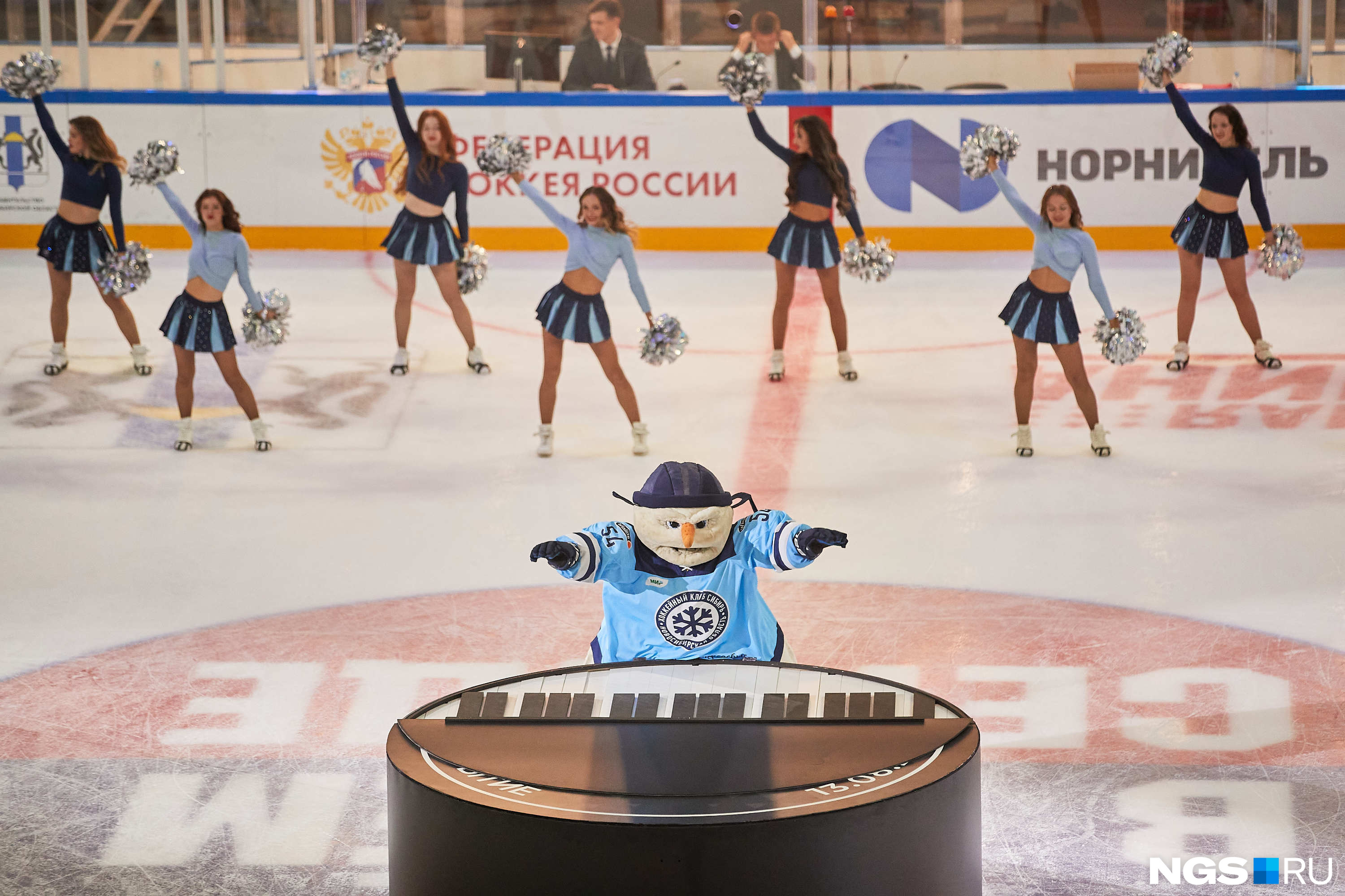 Талисман хоккейной команды «Сибирь» выступил перед жителями Новосибирска. Он сыграл на пианино в виде шайбы