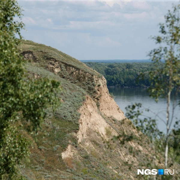 Рекомендуем обойти храм и по левой стороне среди деревьев обнаружить роскошный вид на обрыв | Источник: Андрей Бортко / NGS.RU