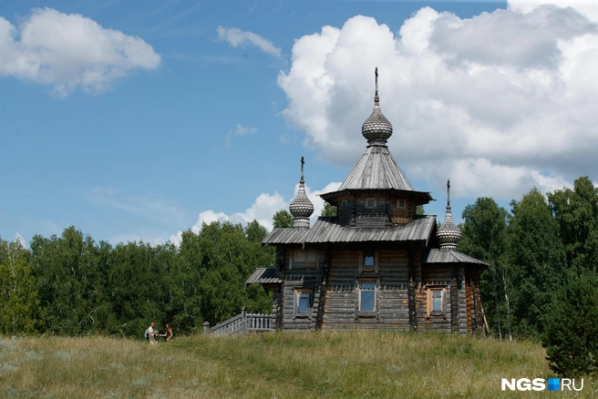 Храм срублен из кедра и лиственницы на Алтае | Источник: Андрей Бортко / NGS.RU