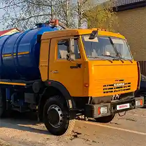 Раз в два месяца приезжает ассенизатор к соседу и разворачивается перед моими воротами